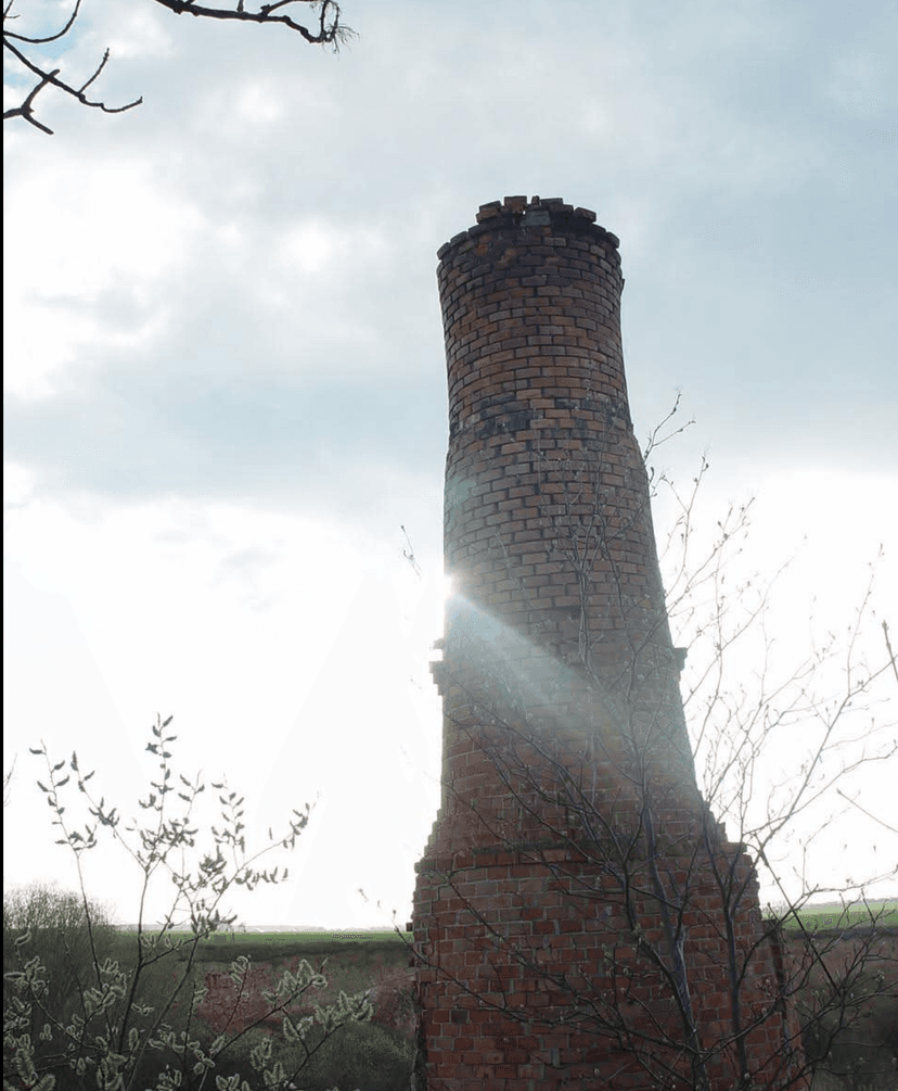 Alter Kamin mit Sonne