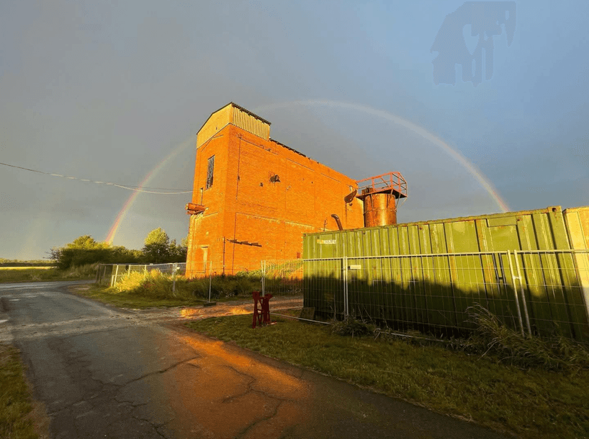 Regenbogen über dem Turm