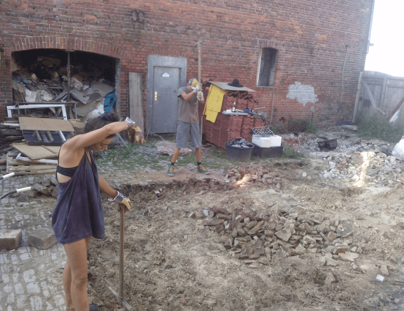 Freiwillige beim Aufräumen